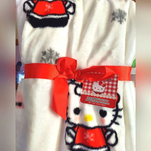 NWT Holiday Hello Kitty Faux Fur Plush Throw - Picture 2 of 6